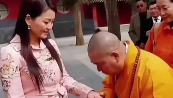 2008年，释永信亲吻李湘手的画面，让李湘很尴尬。
李湘因何尴尬，她怎么也想不到