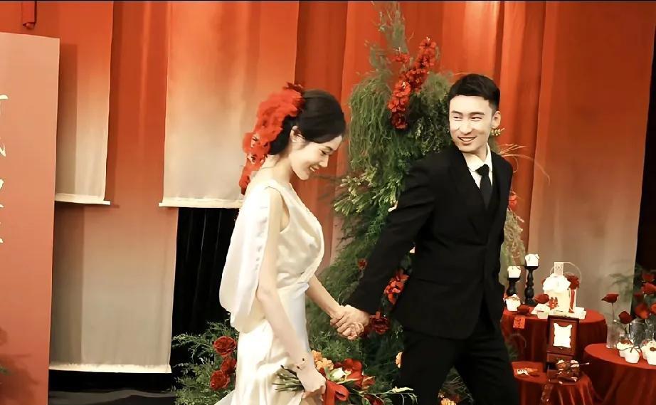 牛冠凯订婚视频来了，
冬妍和牛牛幸福的模样，
令人羡慕！
评论区满满的祝福，
曹