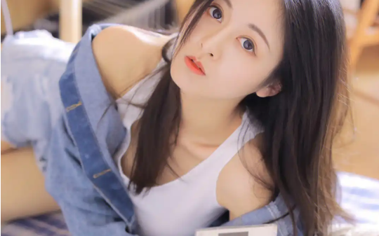 花季少女被冤枉替妹妹坐牢，出狱后妹妹不感激反嫌弃，真正该坐牢是她！她直接在小区邻居面前撕破她的恶行！