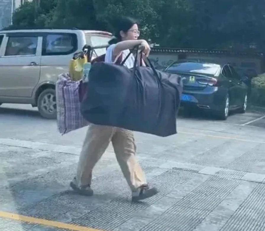 一个家境并不宽裕的扁担女孩高考过后不为金钱所惑的精神点个大大的赞。她在诱人利益面