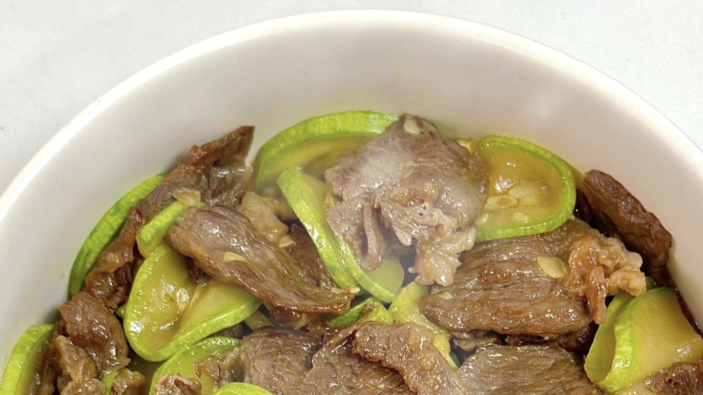米饭杀手来袭！西葫芦炒牛肉，配粥配饭都绝了