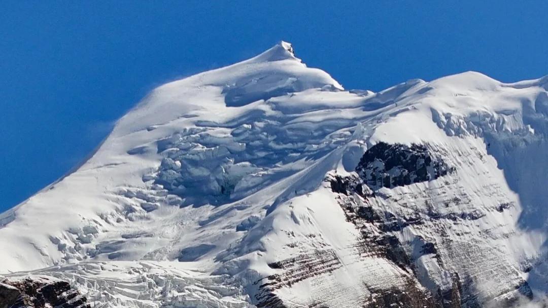 恭喜中国队伍8人登顶海拔7126米希姆隆峰！