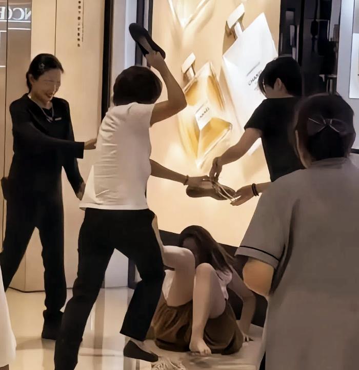 在奢侈品牌“柜”久了，还真以为自己是奢侈品了？
近日，合肥万象城香奈儿专柜发生一