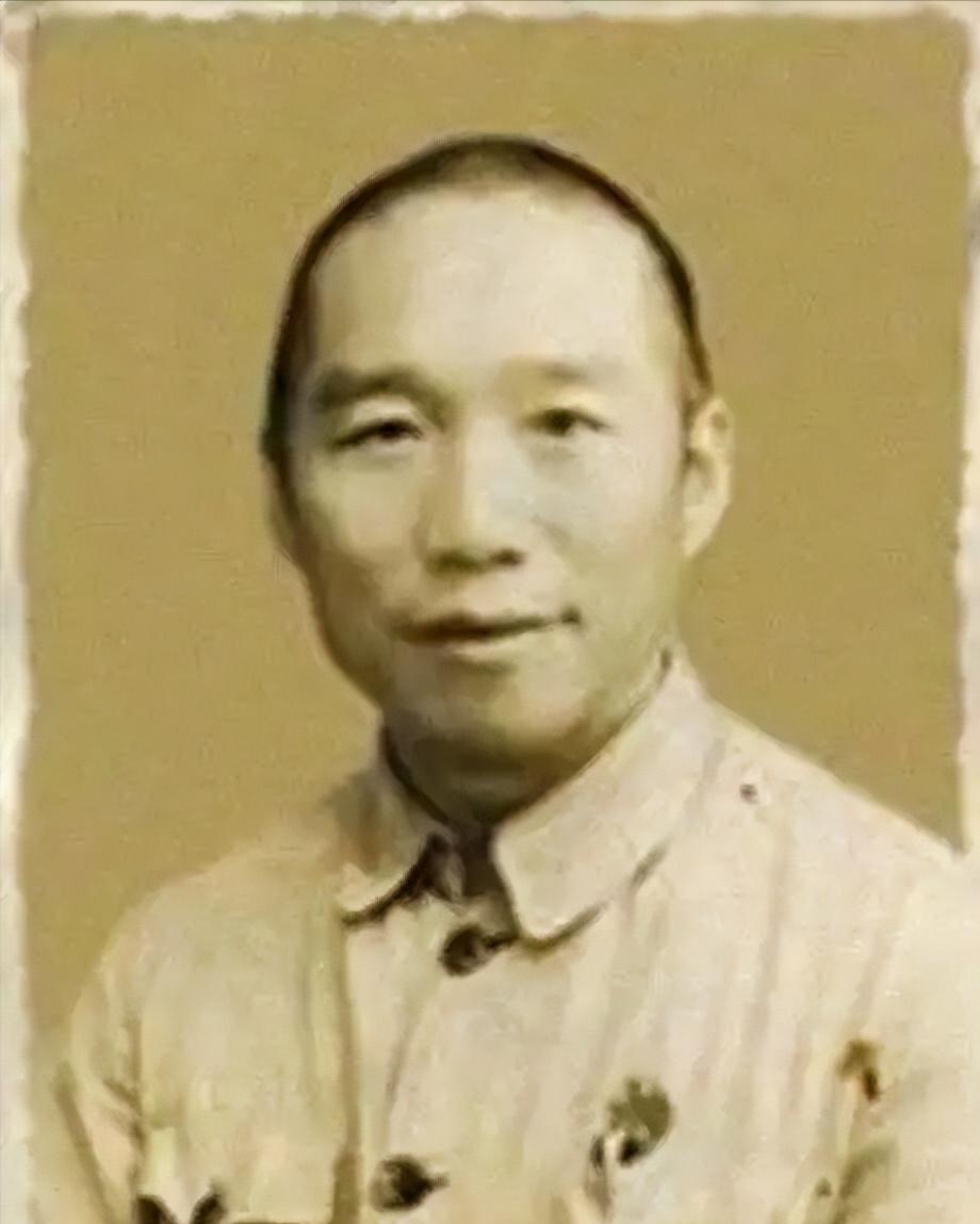 1948年12月，国军104军覆灭，解放军打扫战场时，释放了一个长相憨厚自称是伙