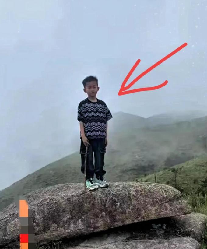 福建男童山顶失踪后续，网友爆料在厕所找到，工作人员回应让人意外！
5月4日下午，