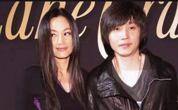 亚东为何与瞿颖分手？
看这两张照片，一目了然啊！
瞿颖和亚东在一起，不和他拉