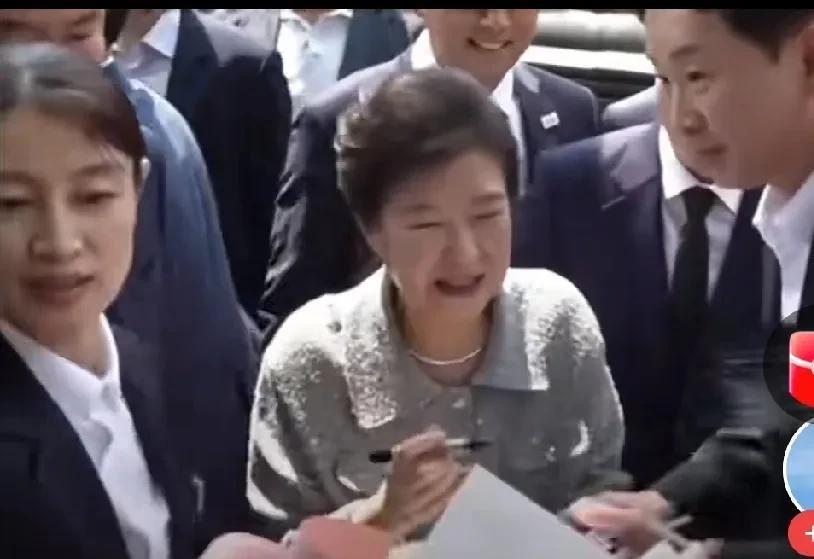 朴槿惠出面支持金文洙。
你看73岁的她看着背有点驼了，这个时候出来支持金文洙，是