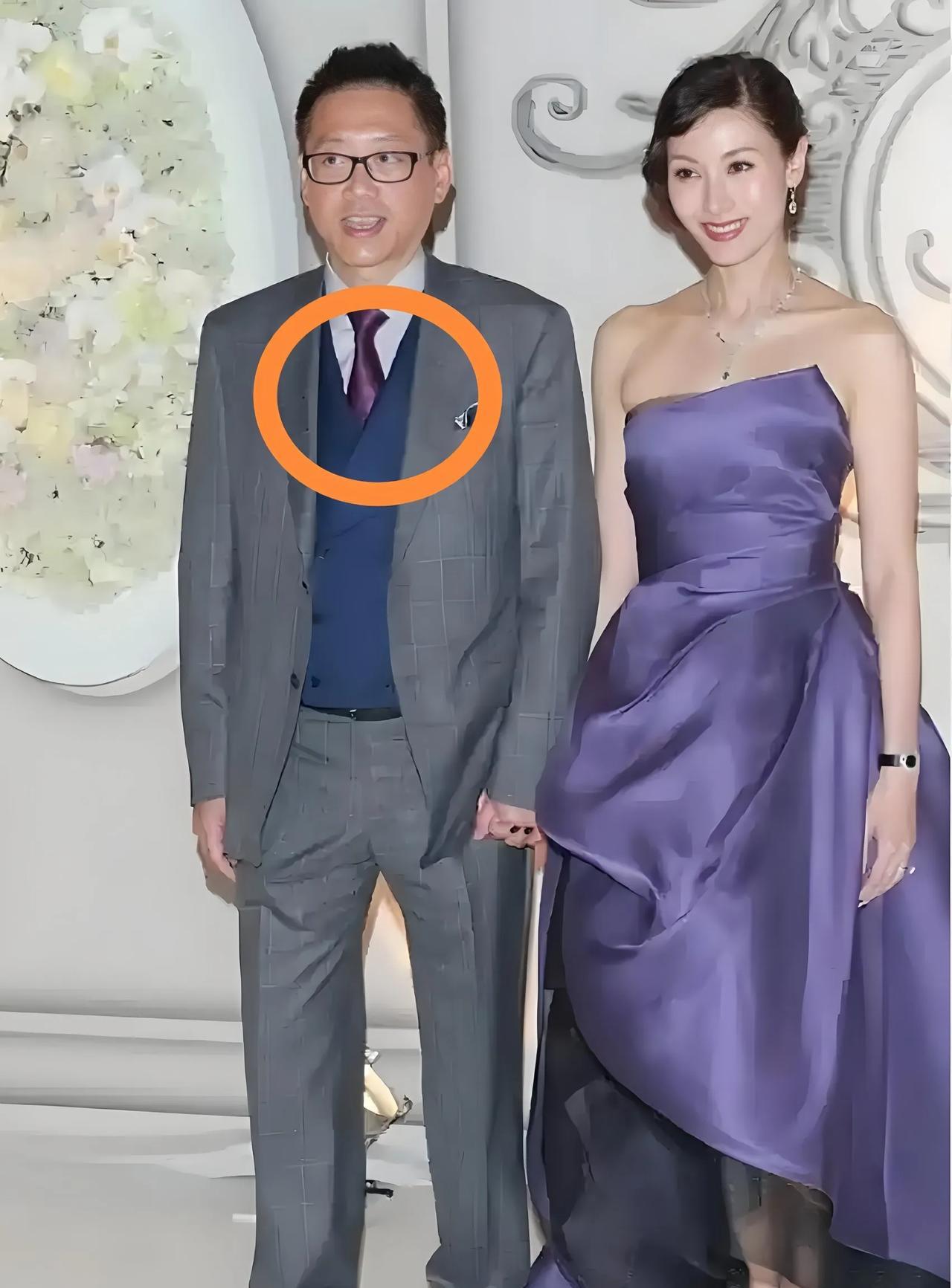 爱有时都是藏在小细节里，比如许晋亨和李嘉欣出席某重要活动，李嘉欣一袭紫色晚礼服，