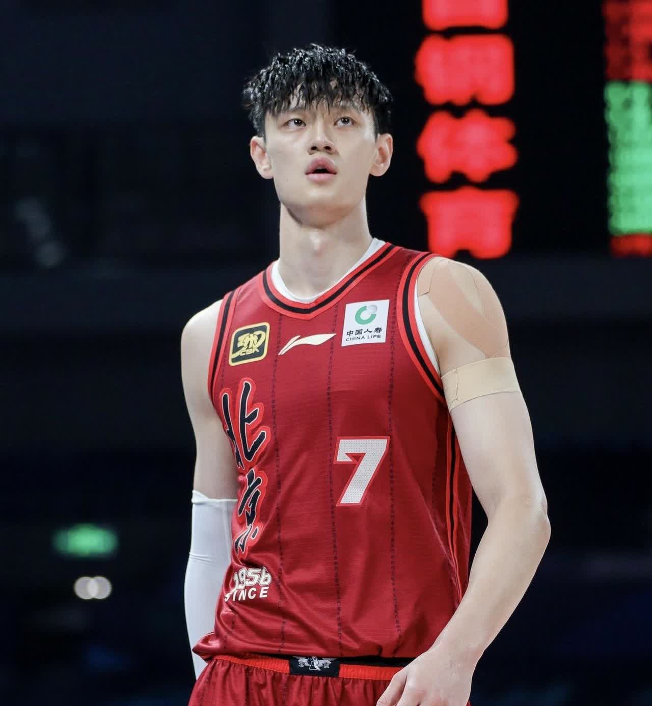 8月4日，NBA篮网传出两大消息。

1、曾凡博正式签约篮网，冲击NBA梦想