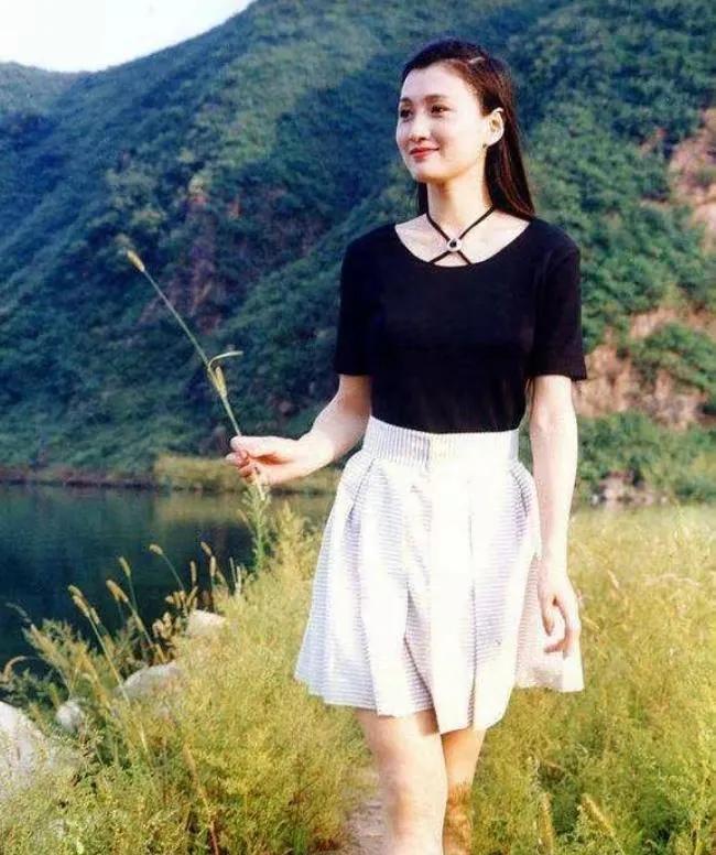 林芳兵年轻的时候长的好漂亮！身材窈窕，气质优雅，五官清秀，大方得体，像一朵水莲花