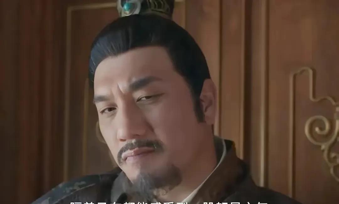 在《藏海传》里，黄觉饰演的平津侯庄芦隐，那可是实打实的大反派。他一出场，压迫感就