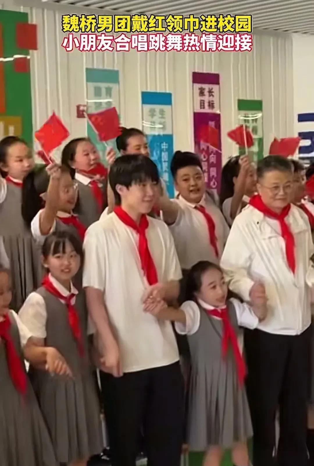 比赛空档时段王楚钦忙于参加活动，莎莎学英语自我充电。
球迷都说，莎头俩人一刻都闲