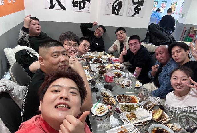 德云七队的这位男观众，笑声太有魔性了，把演员都给逗笑场了。党霄咏、吴霄庆在《学秦