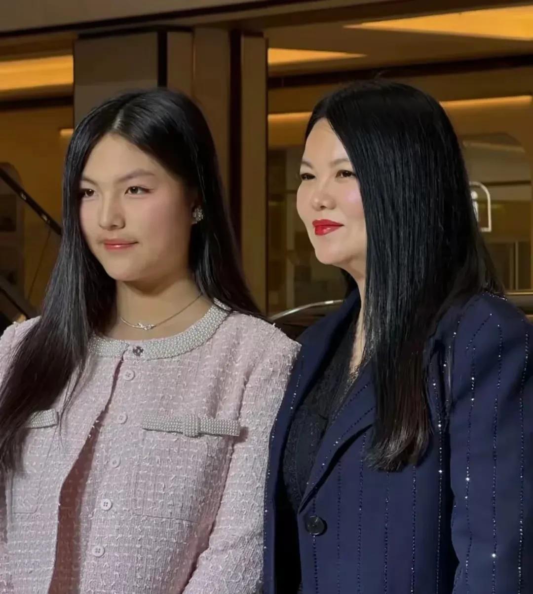 李湘说女儿特别维护她的爸爸，爸爸做出任何事情，她却会找出各种理由维护。有时我说爸