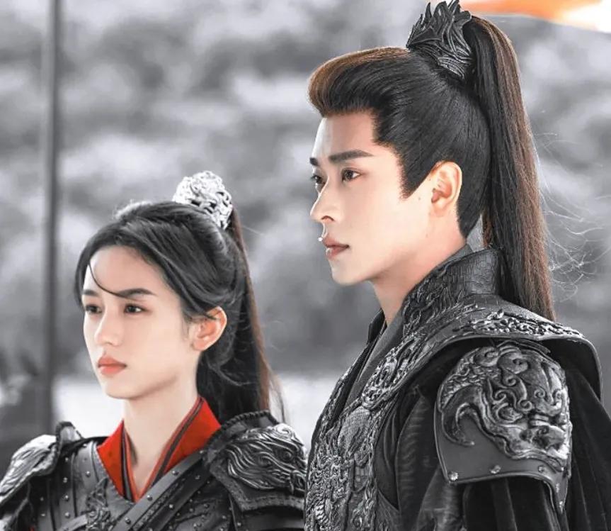 目前丞磊与周也在《锦月如歌》中有合作。
禾晏原为飞鸿将军，却因权谋倾轧，被父兄陷