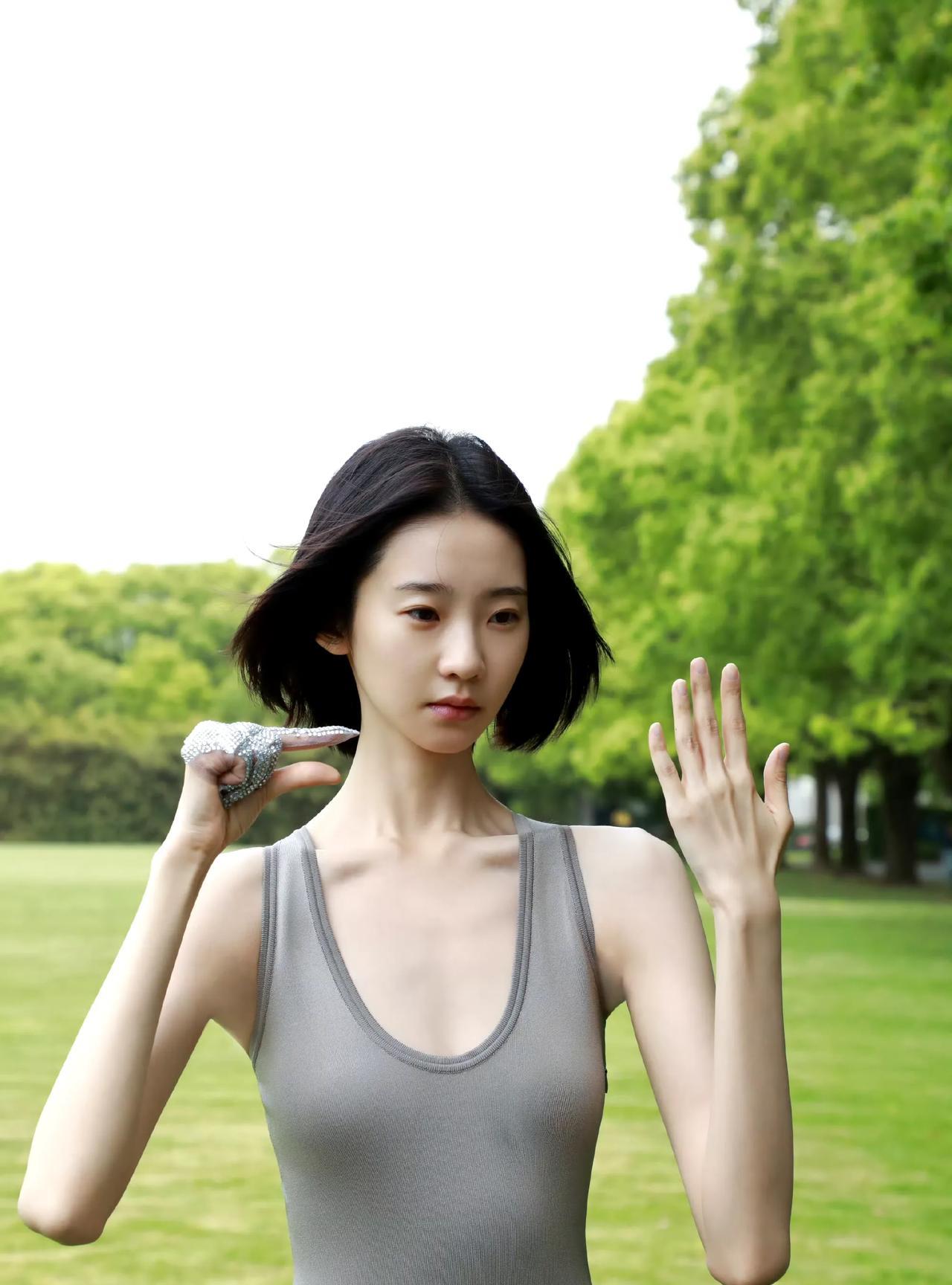 她这瘦的前胸贴后背了，不知道的还以为是女装大佬，是哪个清秀的少年扮成女人了？毕竟