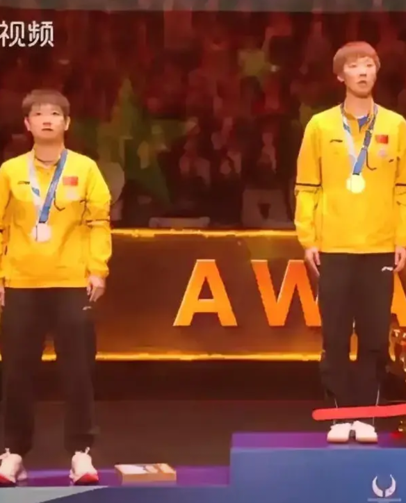 简直是丧心病狂！竟然有人这样去抹黑莎莎，说莎莎在颁奖典礼升国旗的时候没有双腿并拢