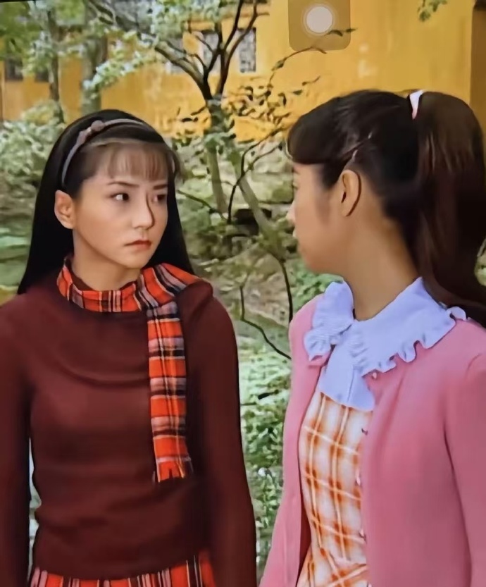 方瑜不愧是学美术的，围巾和裙子是呼应的。 ​​​