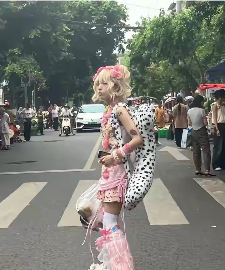 我女儿要是敢穿成这样，一天打三顿[发怒]
