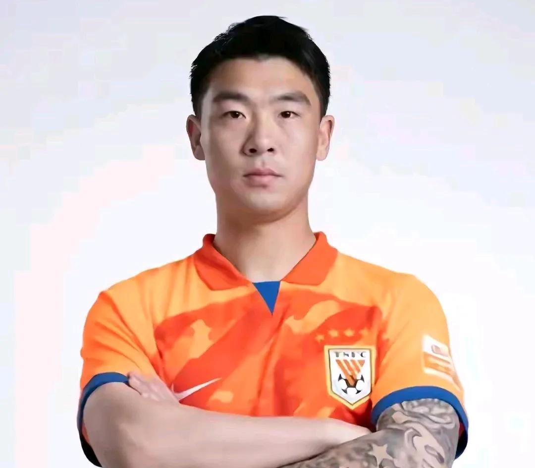 石柯眼神防守！谭龙头球破门！把比分扳成1:1！
石柯这个球没看人！把谭龙漏了个干