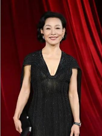 陈冲结婚6年，因为之前有过流产，很难再怀孕，于是她和老公从中国领养了一对双胞胎女