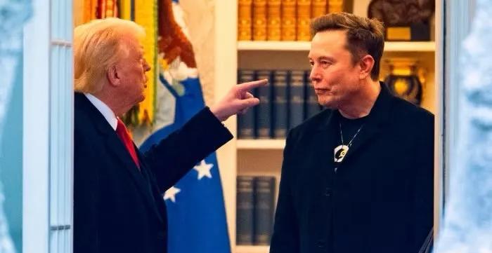 突发新闻：当被问及驱逐埃隆·马斯克一事
时，特朗普总统表示“必须考虑一下”。