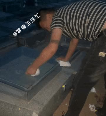 泪流满面！江苏，一个中年男子痛饮酒后，深夜时分怀念已故的母亲，凌晨四点冒雨前往陵
