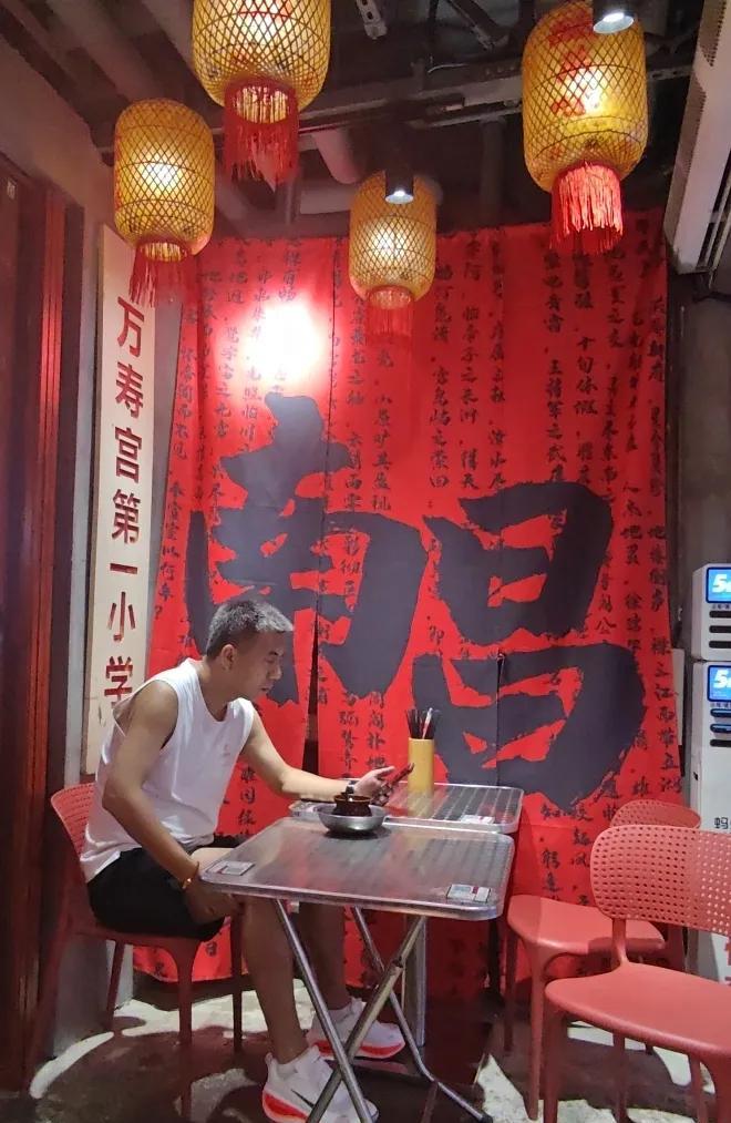 旅途摄影无数张，我比较满意的一张。昨天晚上拍摄于南昌万寿宫文化街区。#旅游# #