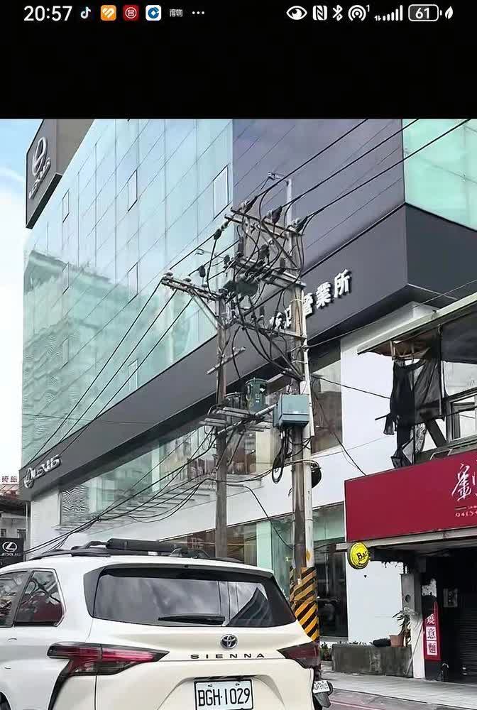 最近有网友对比了台湾版的丰田塞纳和咱们国产的版本，发现确实有些差别。先说外观，台
