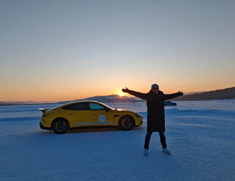 雷军已经受够了低价机的苦了，当年搞低价机，无非也是想用性价比抢占市场，现在小米起