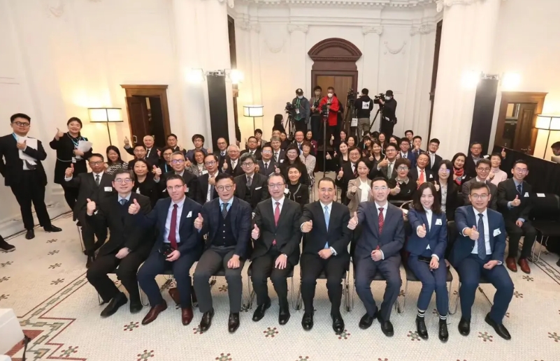 杜特尔特笑了，国际调解院是一步妙棋，也是改变国际秩序的千钧一击。
现在世界处于混