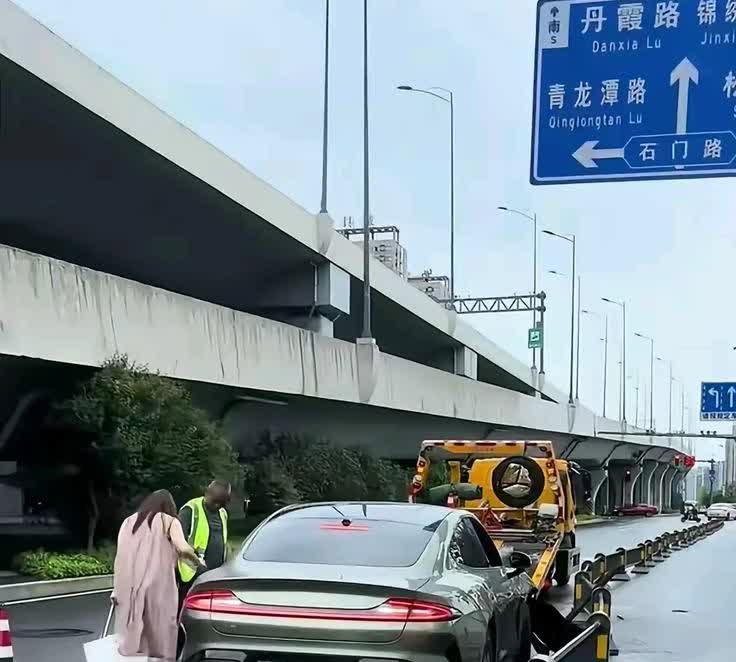 完了完了！累总又要憔悴了，刚买的车又撞了，找谁说理去？