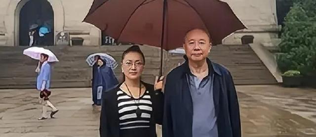 服刑18年的“中国首富”牟其中，在2016年前终于刑满释放，谁料在监狱门口迎接他