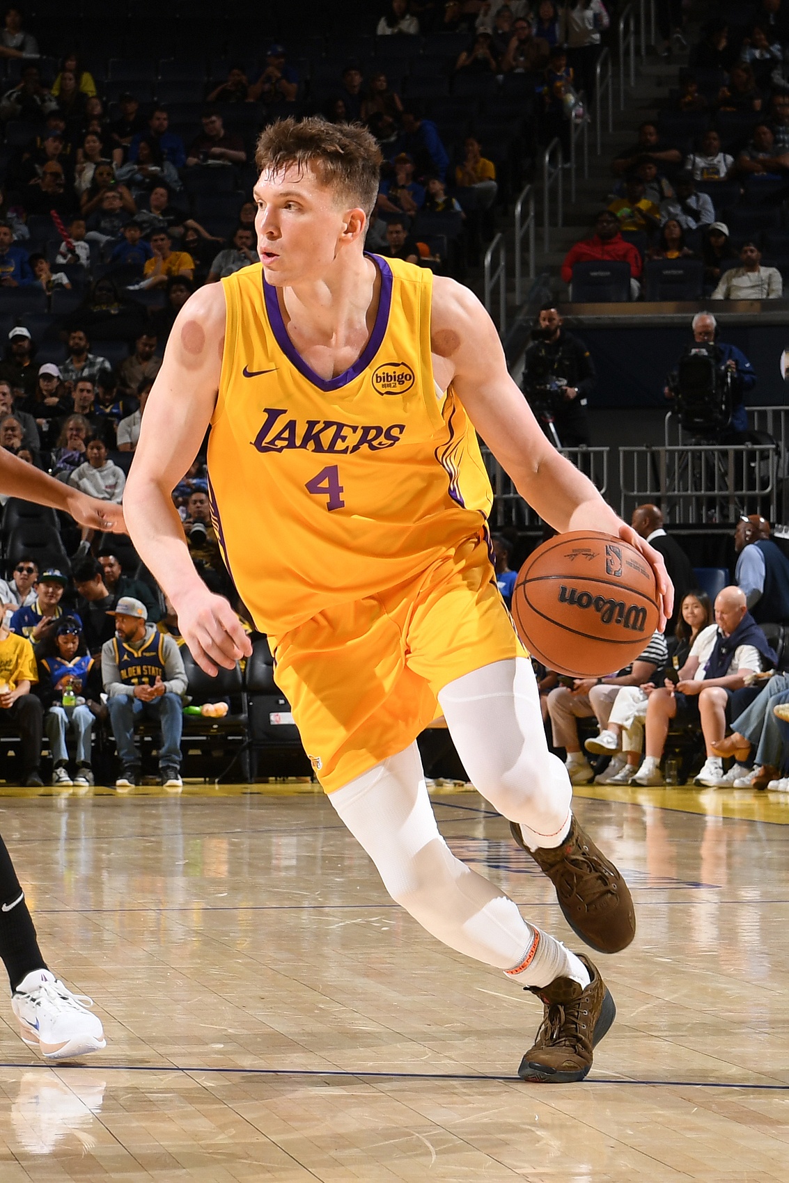 湖人两争议球员齐爆！

拉拉维亚11中10轰27分8板，防守保持不错，攻守兼备可