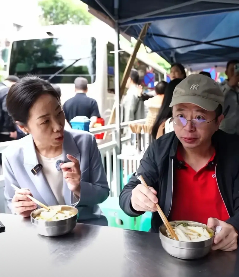红衣大叔来荣昌道歉了，最终还是为在车展的失礼买单了！不过逼格还是拉满，红衣教主一