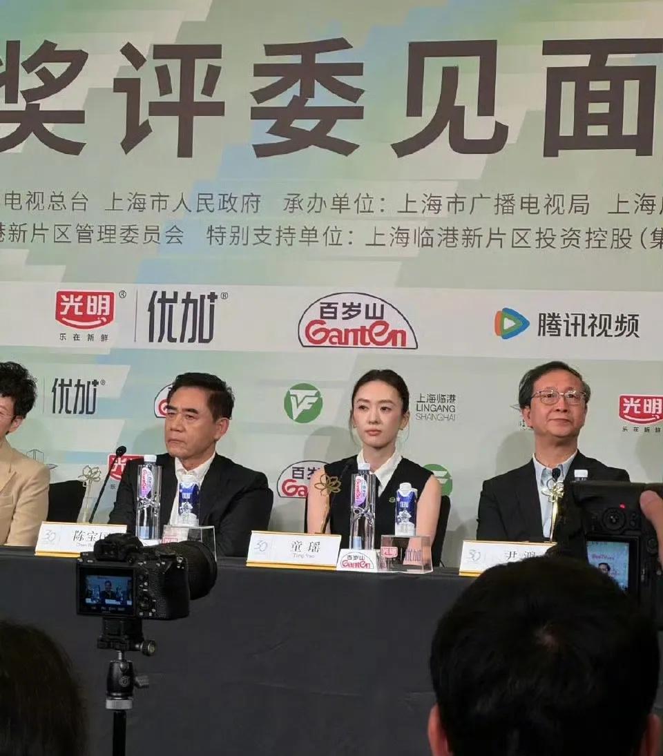 不扒不知道
童瑶竟然是本届白玉兰奖唯一一位85后评委。
当刘亦菲、闫妮、杨紫、马