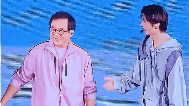 成龙为何会出现在韩国男团SEVENTEEN的演唱会上？这场跨界的表演引发了巨大关注