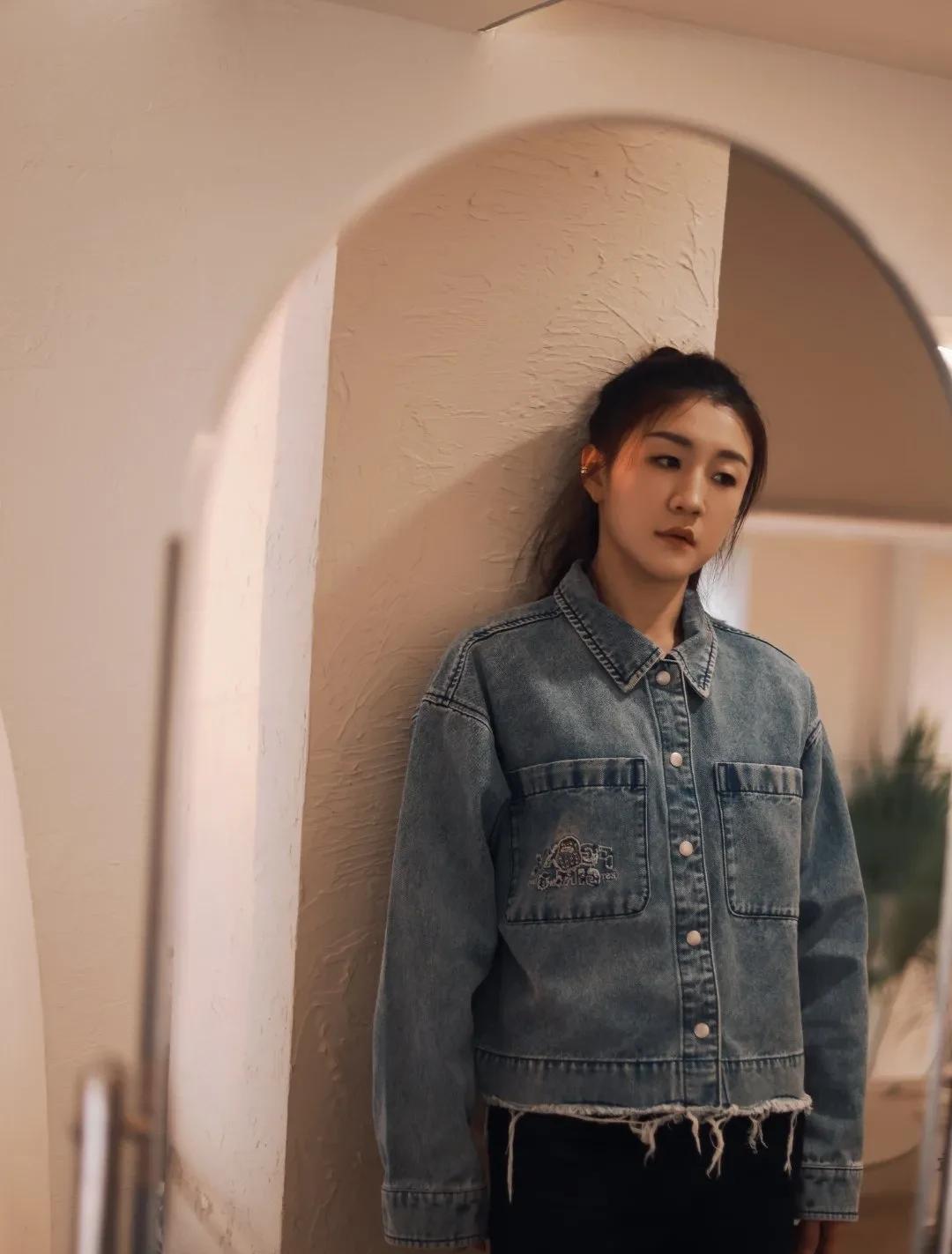 刚刚还想着梦姐今天会不会发明信片，果然就发了！
梦姐发文称“每个年纪都是恰到好处