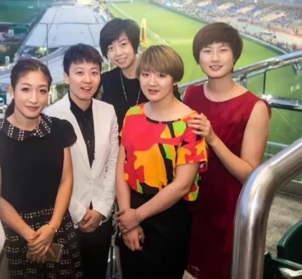 这是国乒五位美女多年前访港的一张珍贵合影照！
图中四位美女大家应该都是耳熟能详。