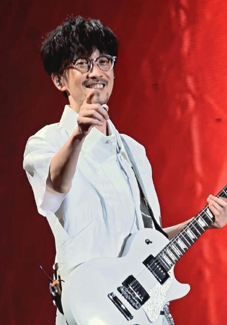 周传雄新歌尾奏太有杀伤力了！《情人该有的慈悲》里，吉他与乐器的共鸣配上雄鹰高飞，