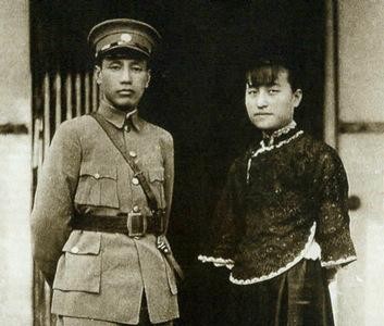 1933年，宋美龄发了疯，把蒋介石床底下的坛子都砸碎了，一边砸，还一边破口大骂，