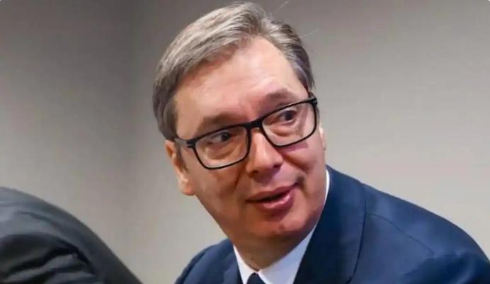 这边中国刚宣布参加俄罗斯胜利日大阅兵，那边塞尔维亚总统武契奇直接“火速出院”，铁