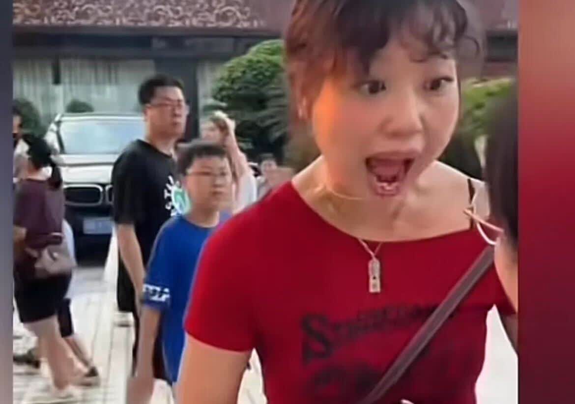 重庆红衣女这一吼，
重庆文旅怕是要抖三抖了。
近日，来重庆游玩的朱先生遭遇了