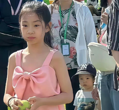 基因真的好神奇啊！明明小时候和妈妈一模一样，但长大了却越像爸爸了！ ​​​