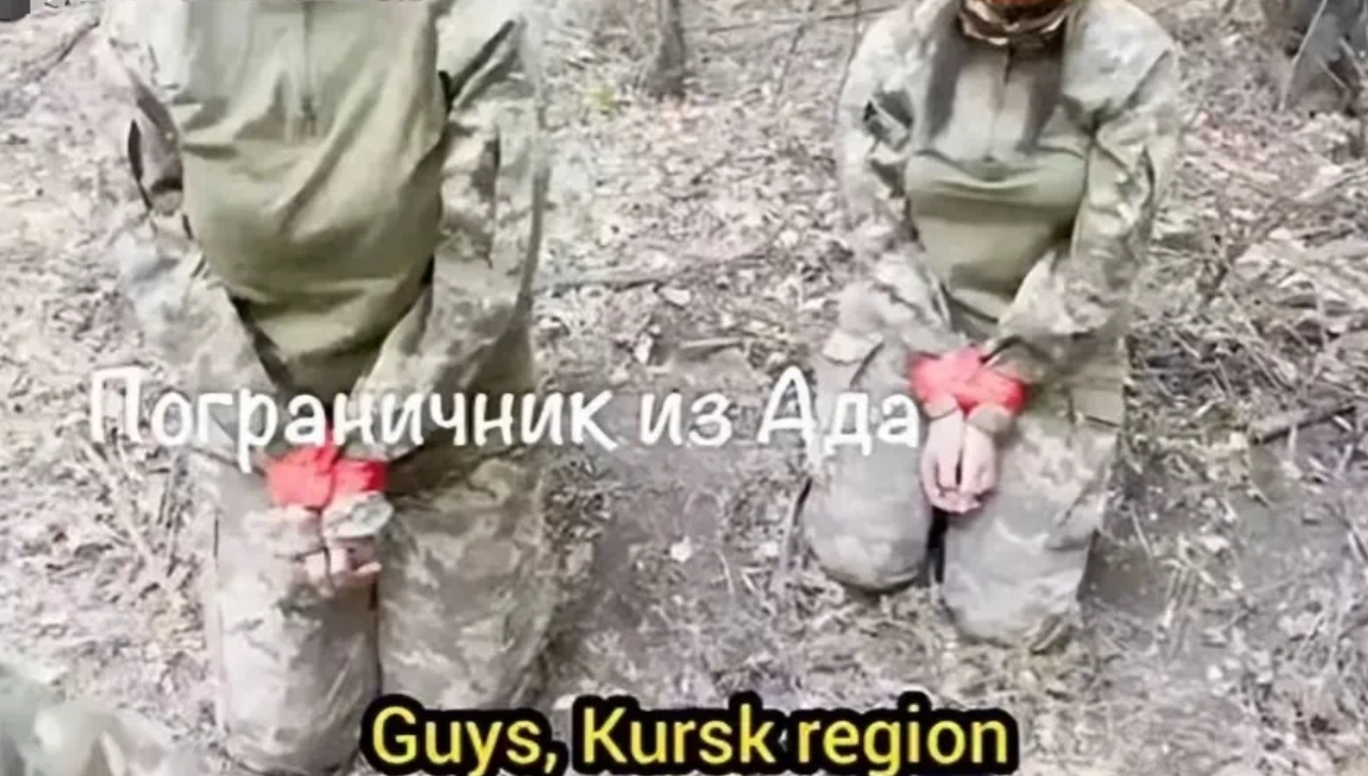 两名乌克兰女兵被俘虏了，俄军绑着她们的双手，跪在地上接受审讯。
看似粗暴，但交战