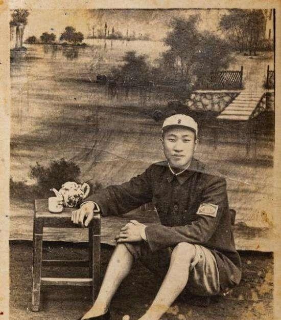 1998年，72岁的抗战老兵马丹林躺在病床上，浑身插满了管子。而他身价100亿的