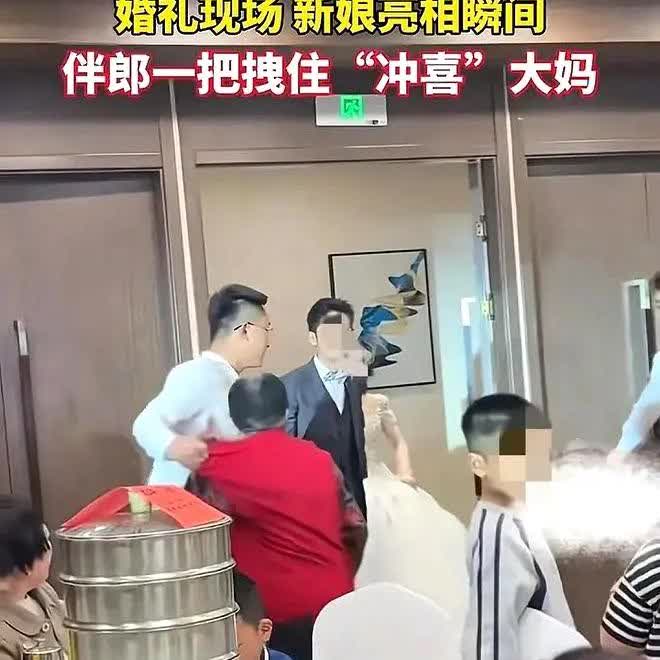 热搜“大娘抢喜”事件：暴露出多少自私自利的愚昧老人，谁来管管