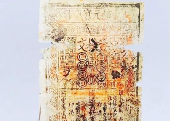 1982年，内蒙古呼和浩特，一名工人爬上白塔进行维修，突然，在墙缝中发现一张泛黄