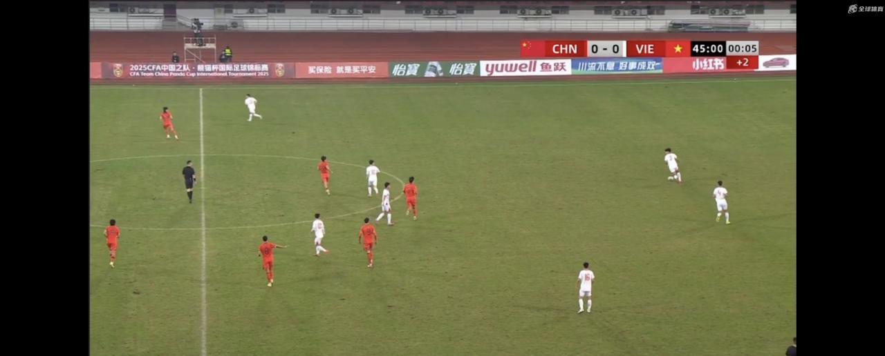 中国足球发展不起来是有原因的，熊猫杯中国U22国家队对战越南队的比赛出现争议一幕