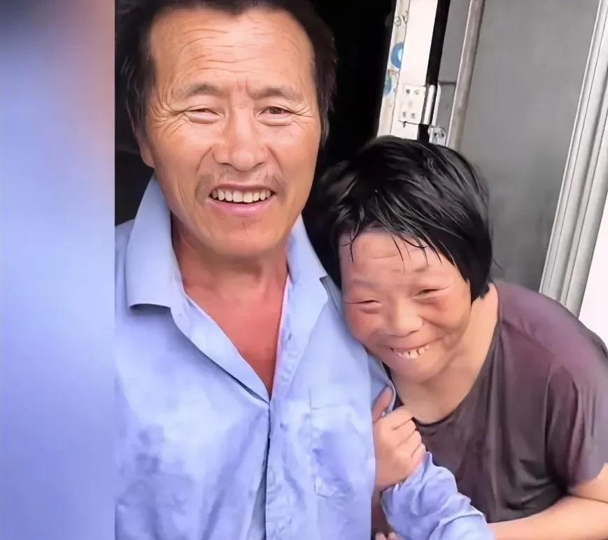 六个孩子的出生，都没有去过医院，全是他们自己的亲生父亲在家里接生的。
大儿子叫牛